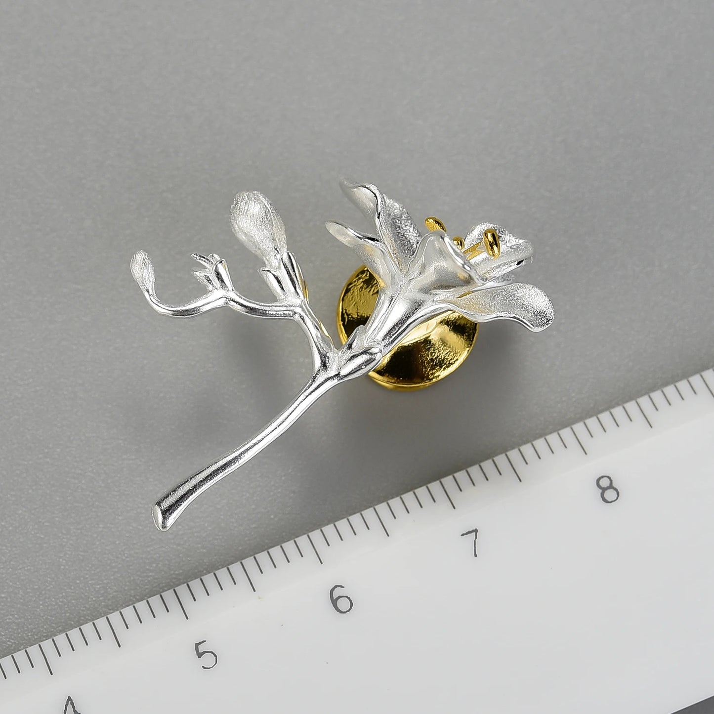 PRINCESENSE FREESIA FLOWER BROOCH